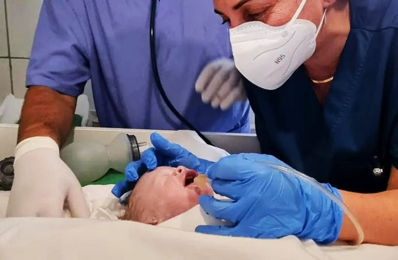 Israeli doctors deliver a Ukrainian baby